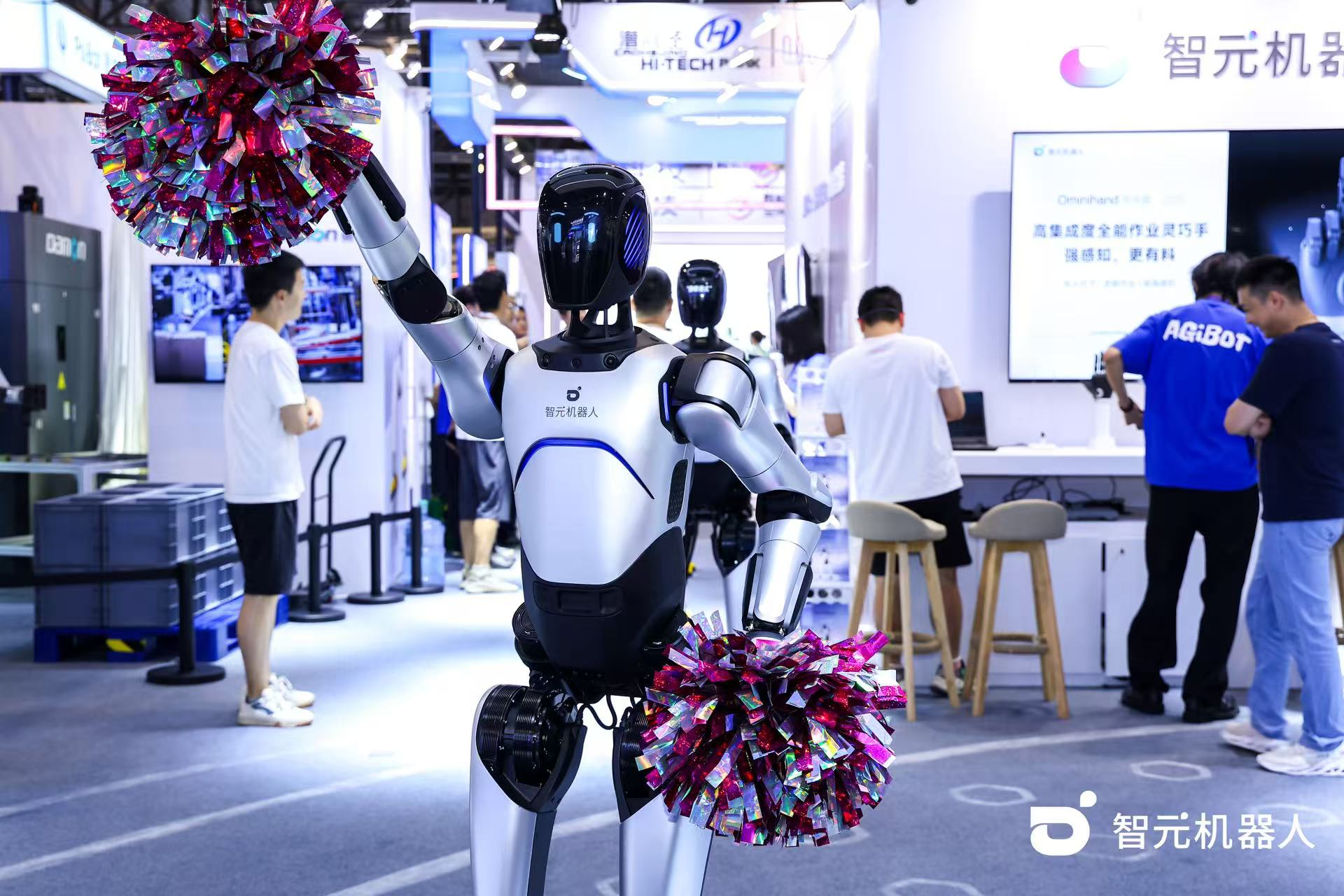 VSport-胜利机器人 WAIC 首日展台火爆，机器人家族集体打工忙不停